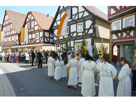 Fronleichnamsprozession durch die Straßen von Naumburg (© Karl-Franz Thiede)